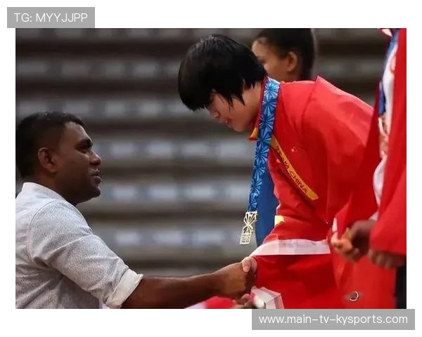 举重女子组选手泪洒领奖台：背后的坚持与感动