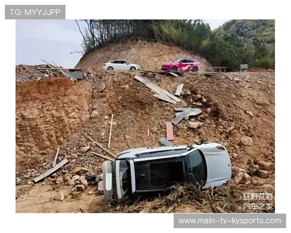 自行车山地赛选手翻车后用车当盾翻滚避险