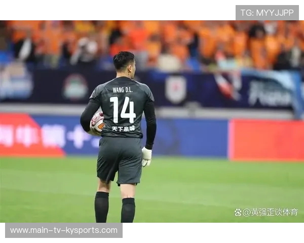 足球门将戴墨镜训练被嘲