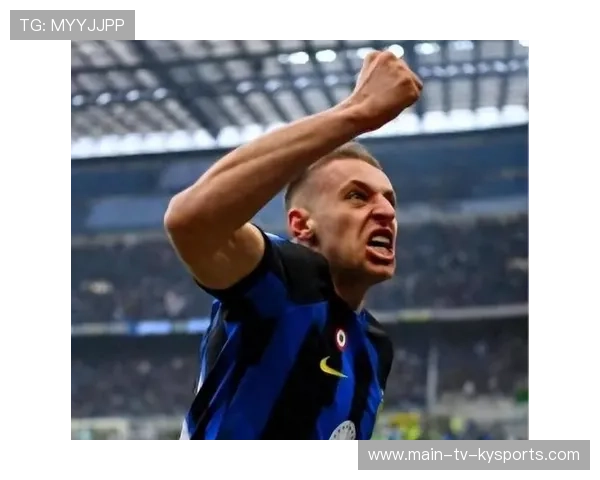 弗拉泰西中场滑铲抢断,送出过顶长传寻找前插的小图拉姆 弗拉泰西中场滑铲抢断,送出过顶长传寻找前插的小图拉姆