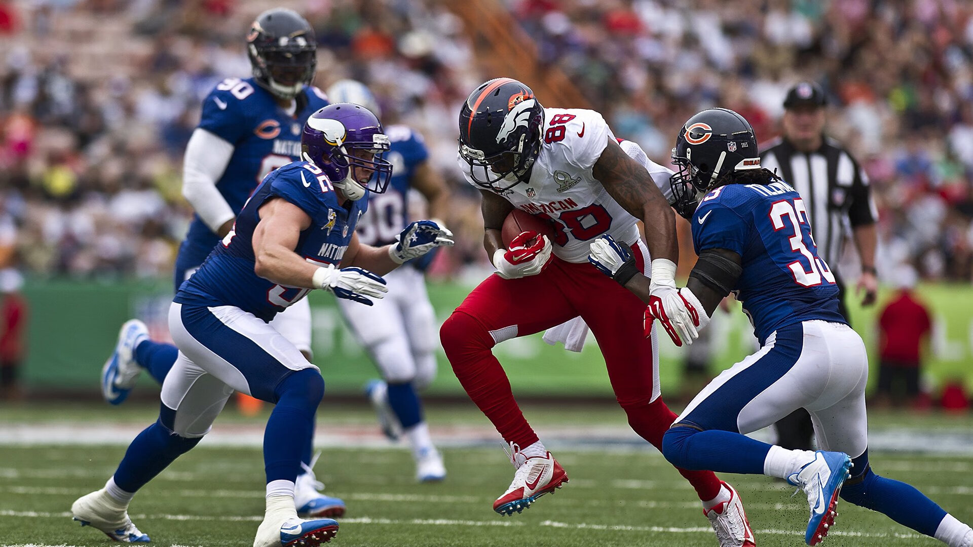 小组赛末轮“生死战”上演，球场氛围紧张